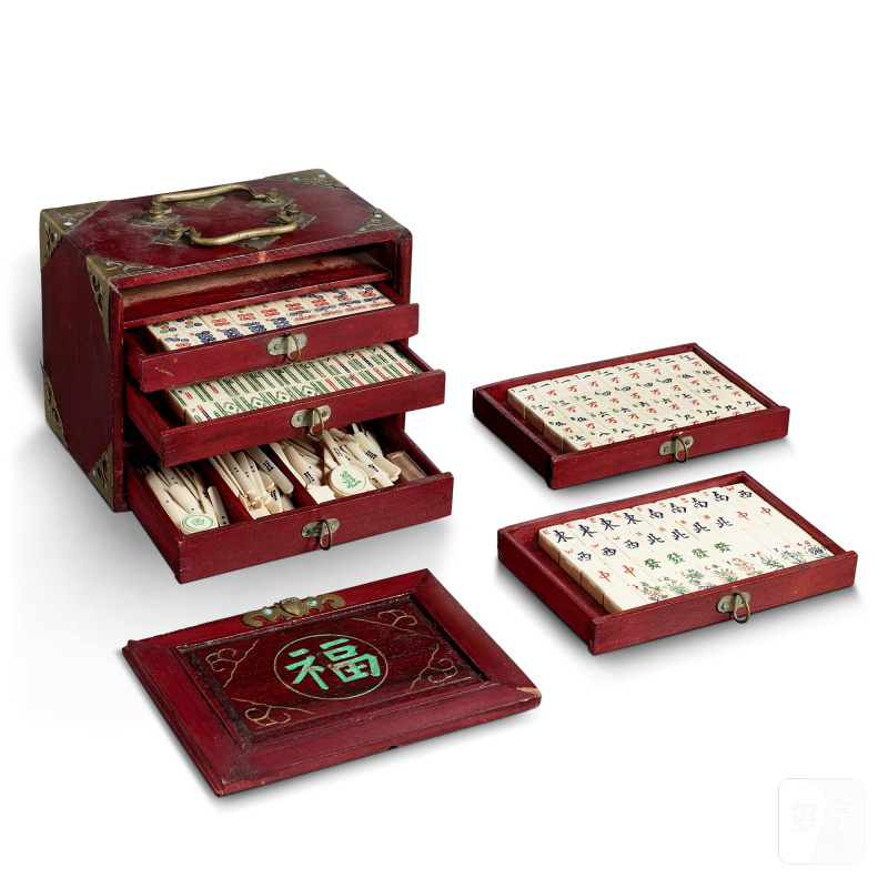 A set of bone and bamboo mahjong with fitted wood box, 20th century | 二十世紀 竹嵌骨牌一套